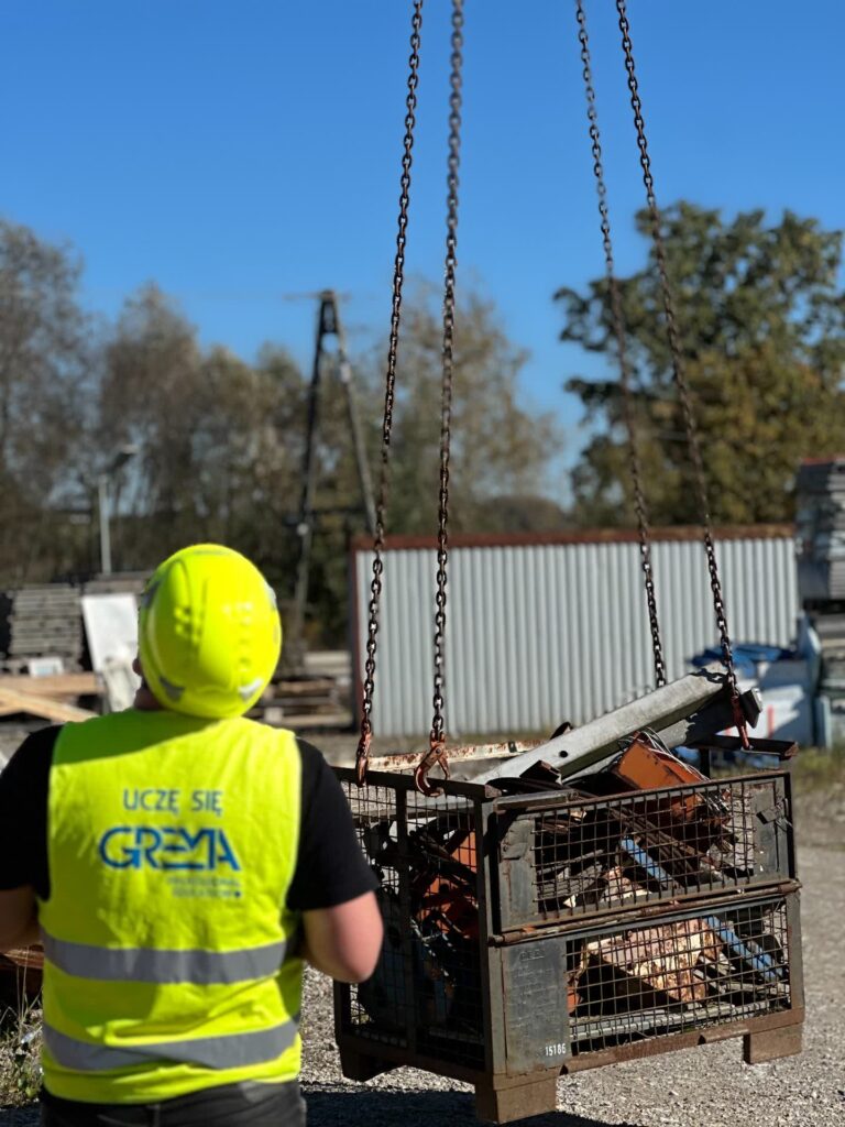 Szkolenie operatora żurawia z przemieszczaniem ładunku na zawiesiach