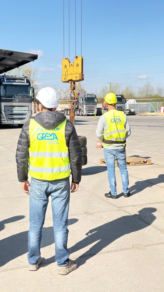 Instruktor i uczestnik szkolenia praktycznego z obsługi żurawia