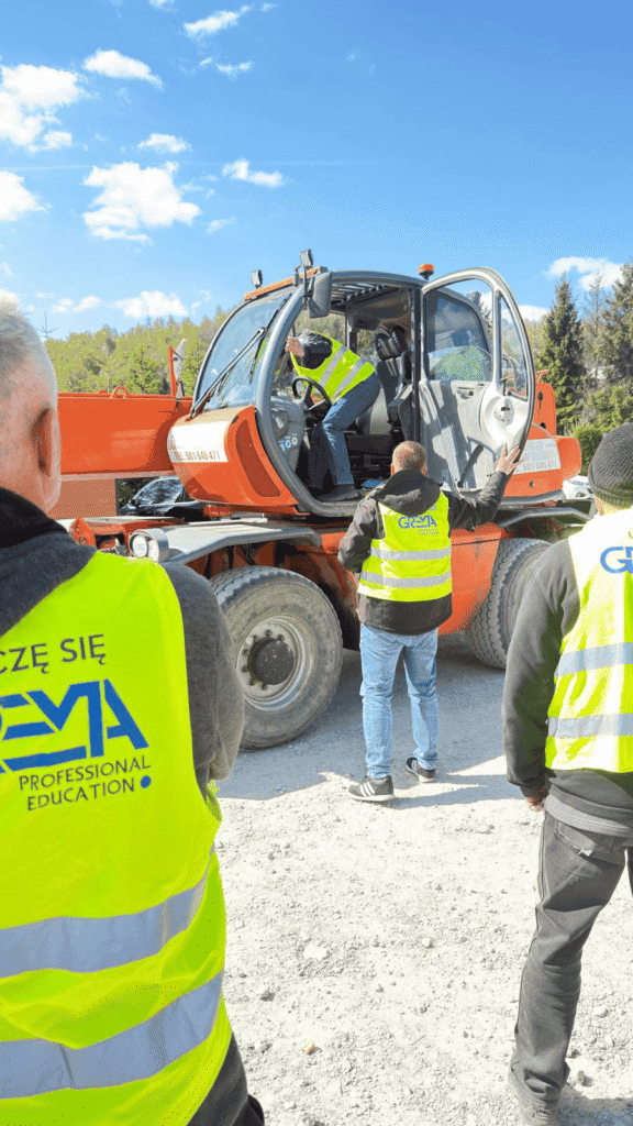 Zajęcia praktyczne na ładowarce teleskopowej podczas kursu GREMA